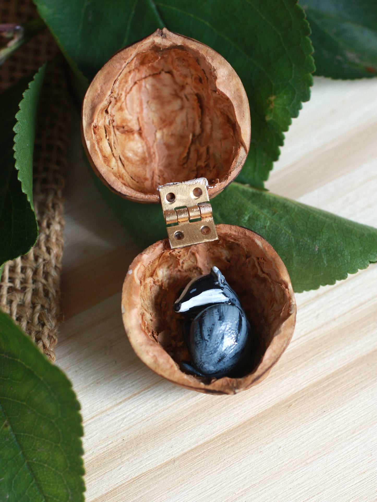 Badger figure in a walnut box - Collectible figures