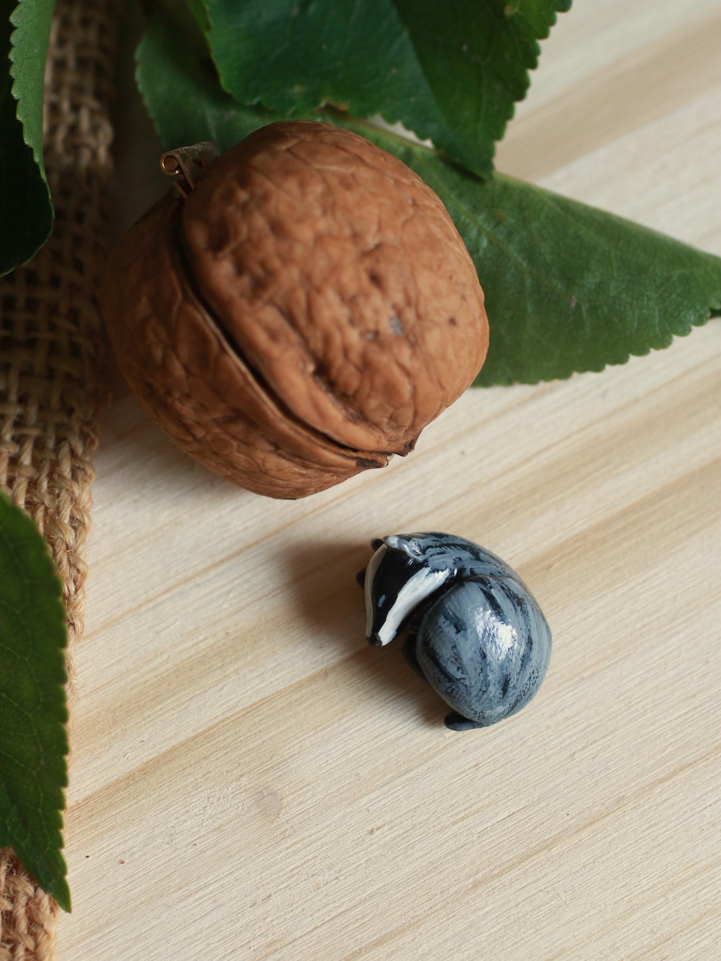 Badger figure in a walnut box - Collectible figures