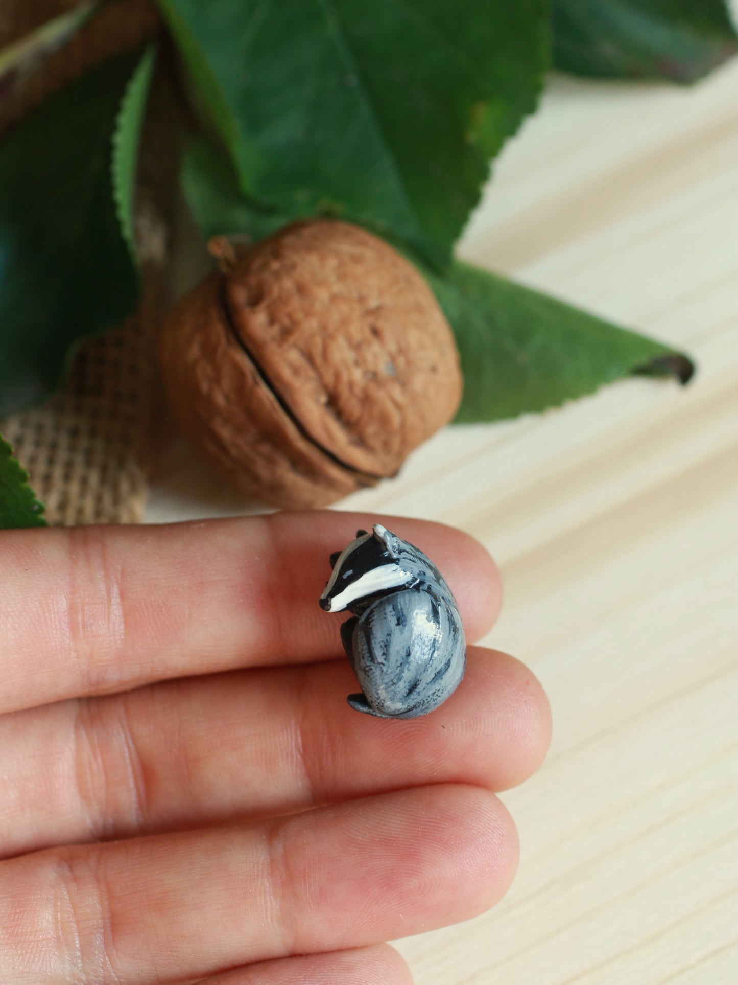 Badger figure in a walnut box - Collectible figures