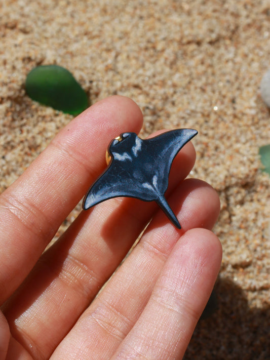 Manta ray pin