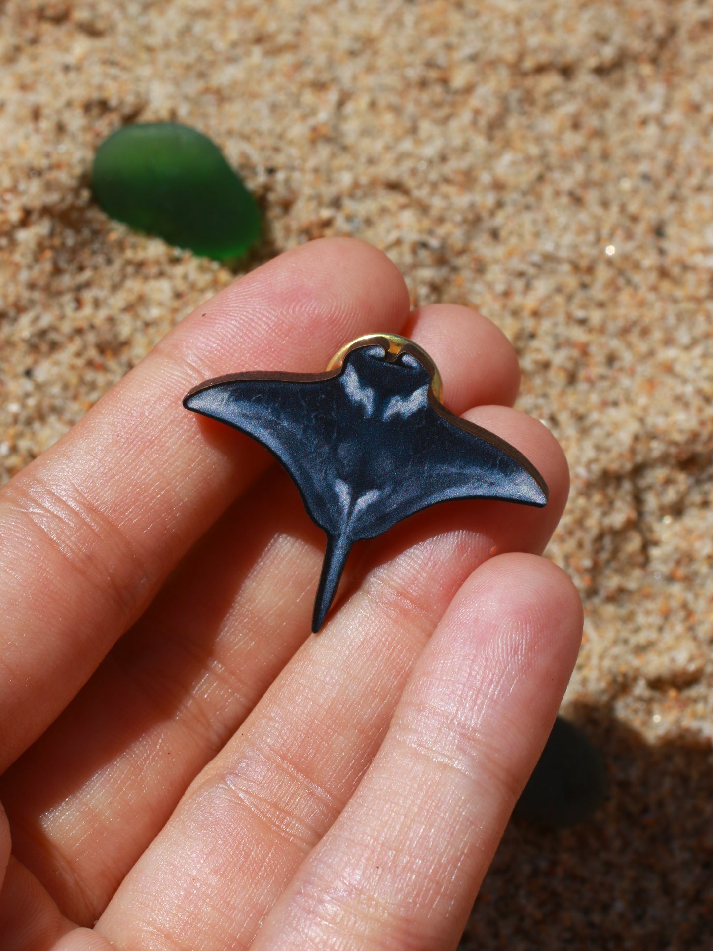 Manta ray pin
