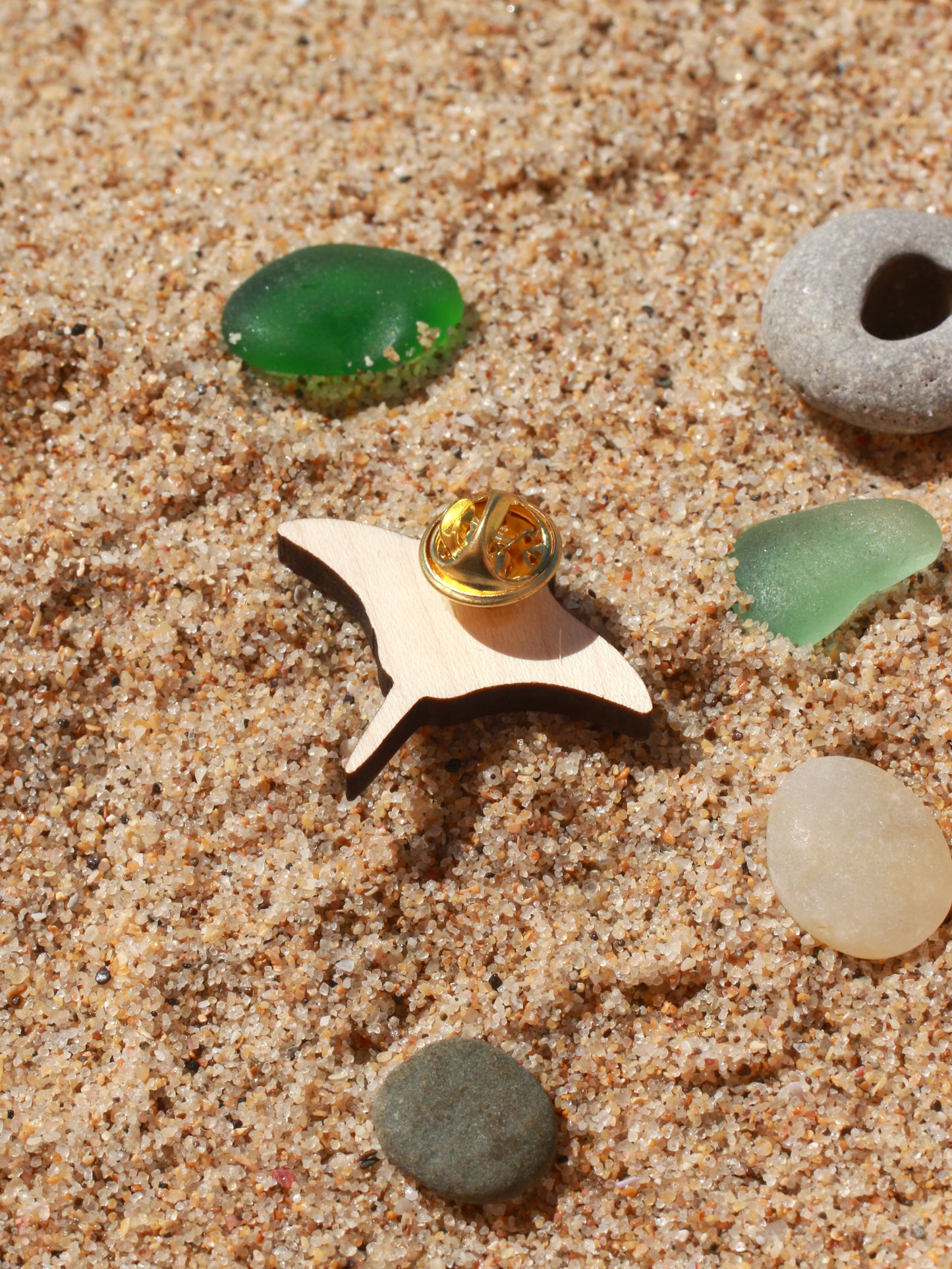 Manta ray pin
