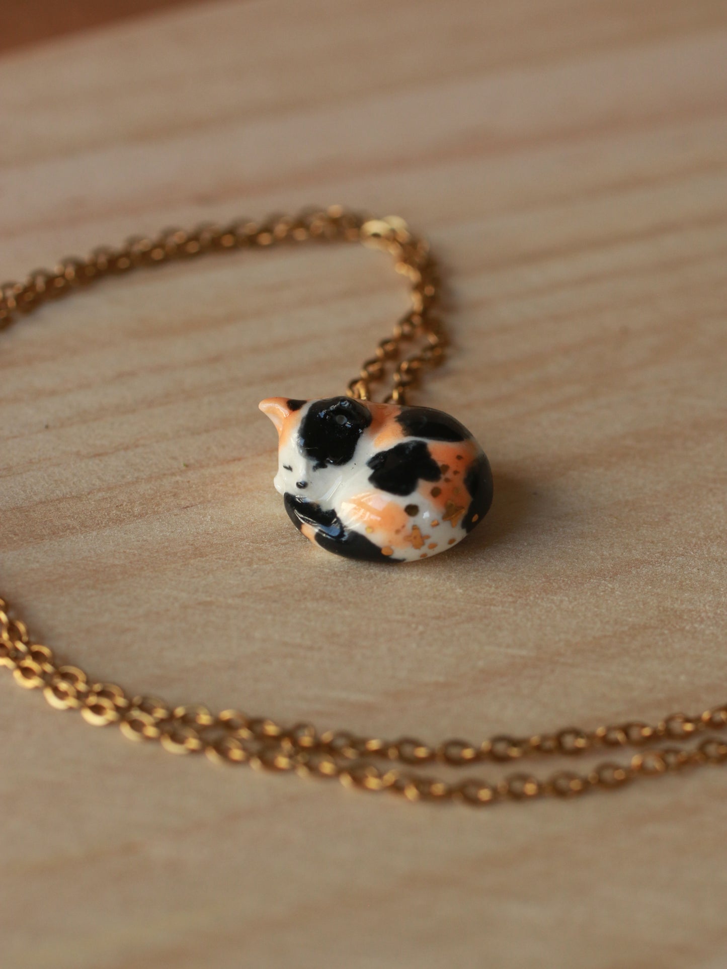 Sleeping calico cat necklace