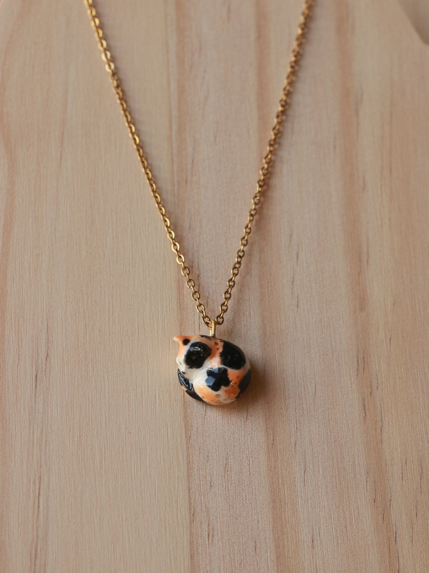 Sleeping calico cat necklace