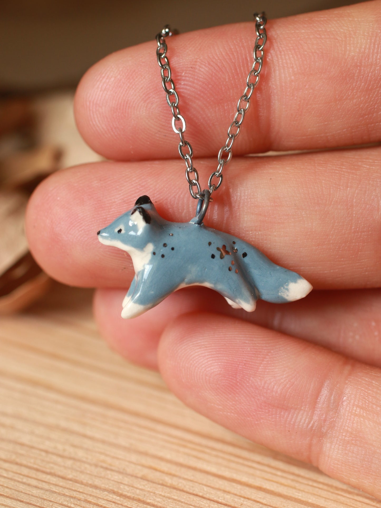 Starry Wolf necklace - silver details