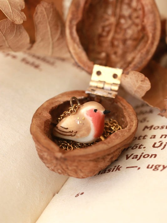 Robin necklace in a walnut box