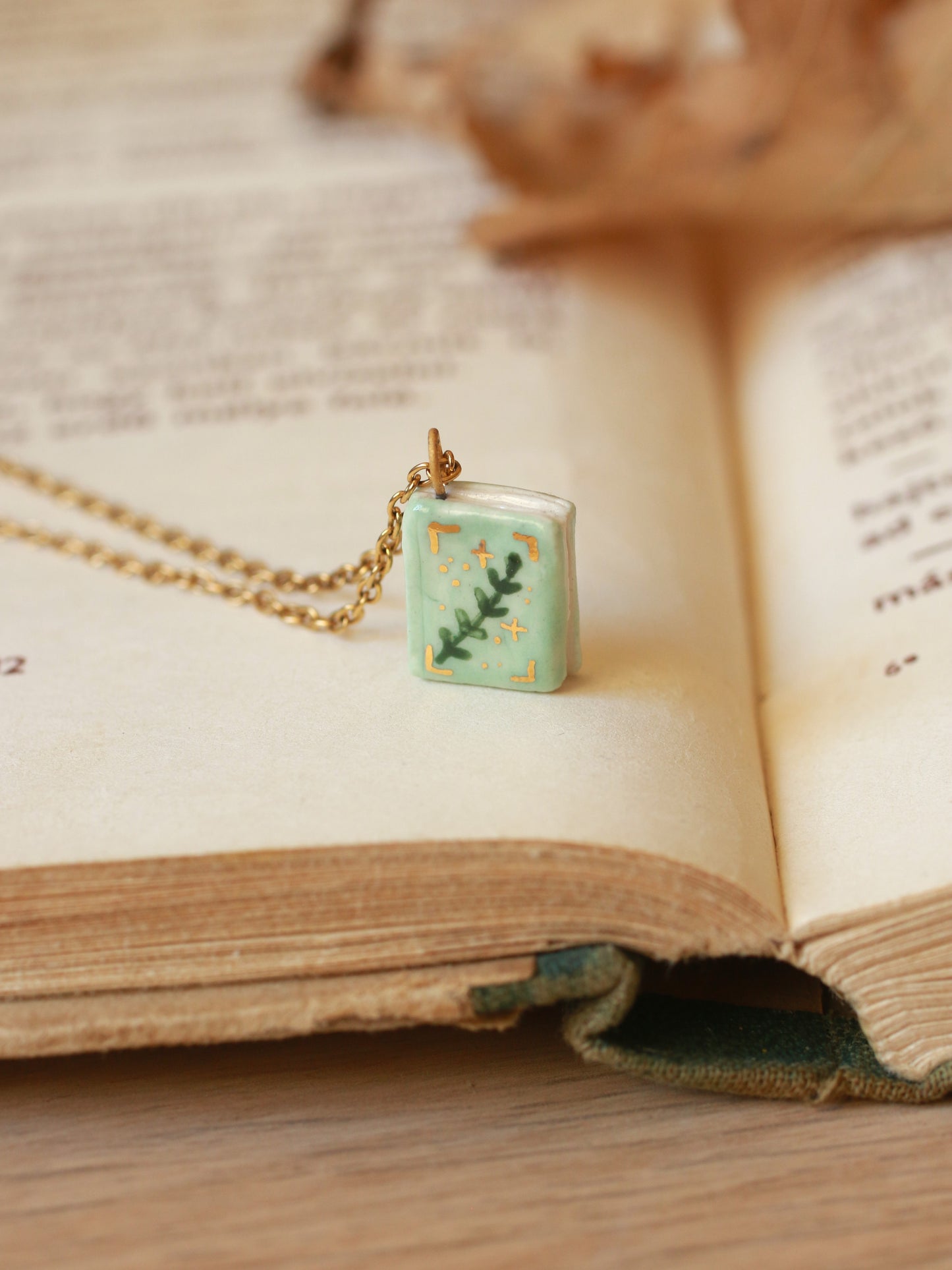 Flower book necklace - Light green book