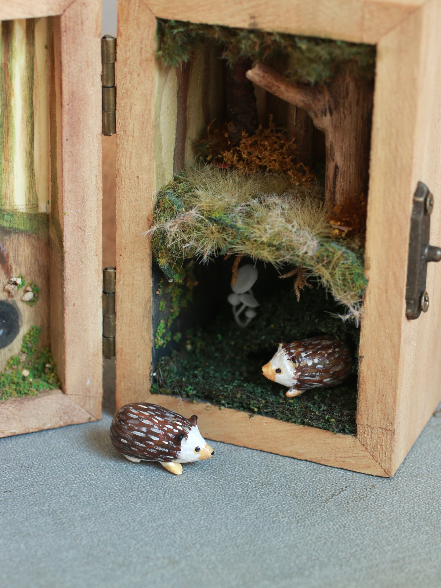 Hedgehogs nest shadow box - Hedgehog family in a hand-painted open-able wooden box