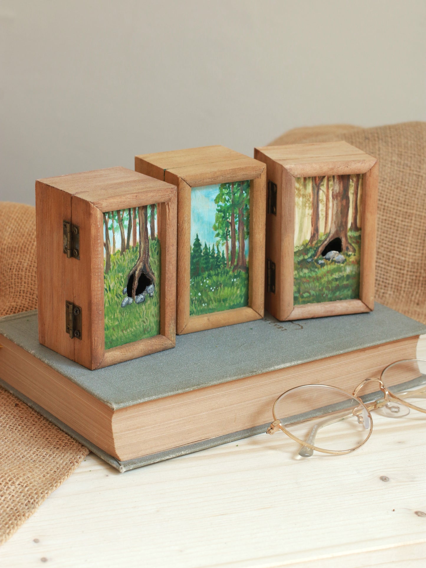 Hedgehogs nest shadow box - Hedgehog family in a hand-painted open-able wooden box