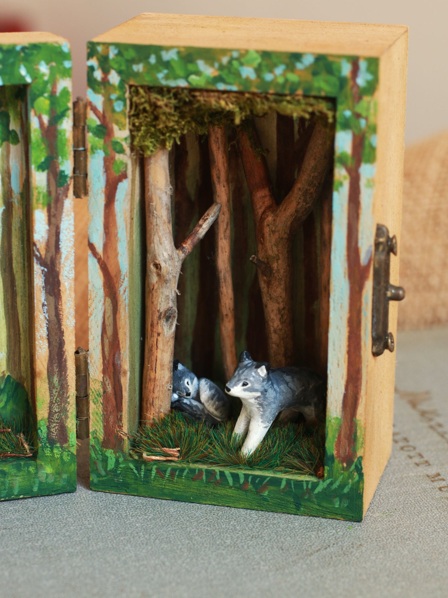 Wolf forest shadow box - Wolf family in a hand-painted open-able wooden box