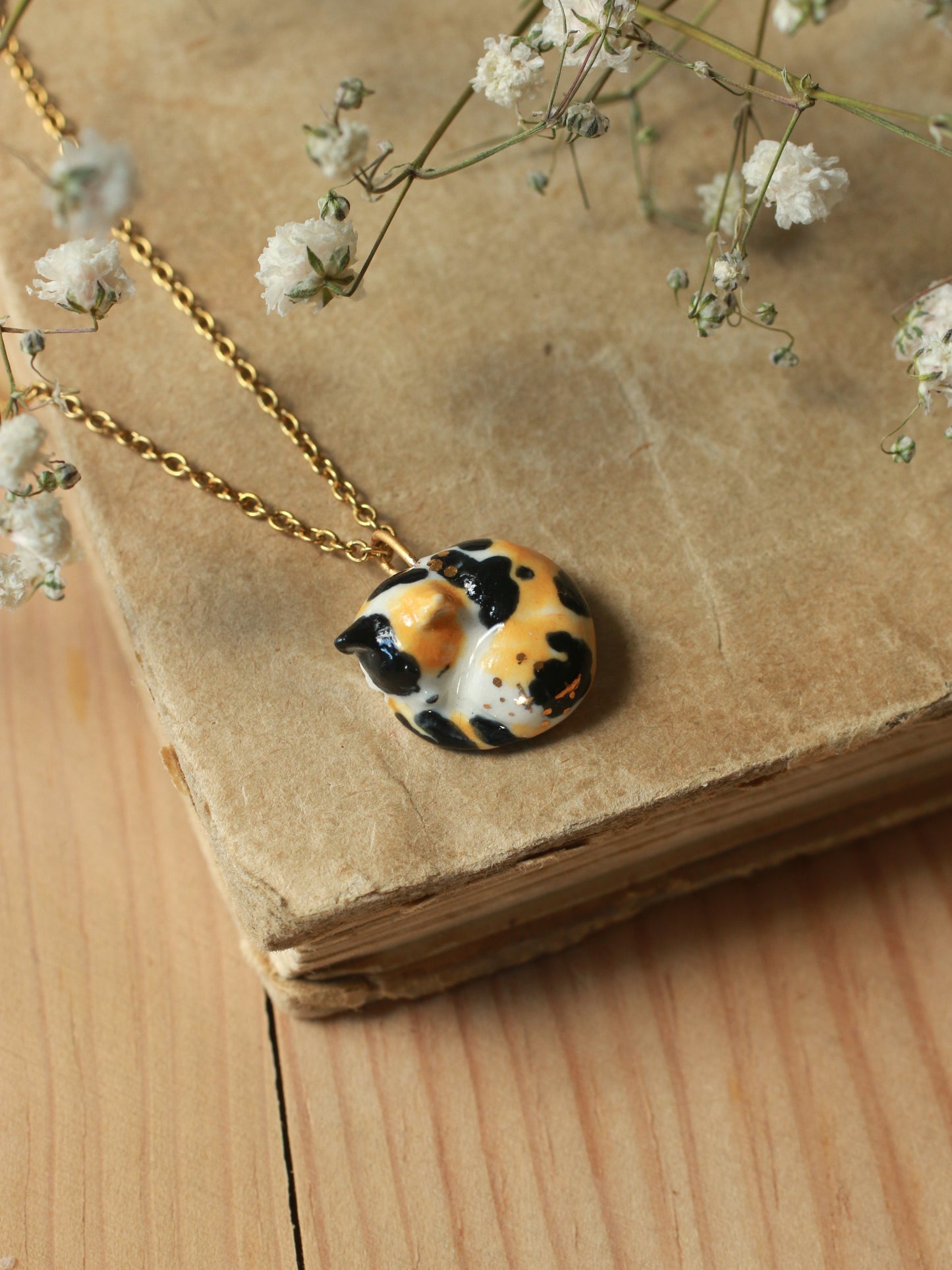 Sleeping calico cat necklace