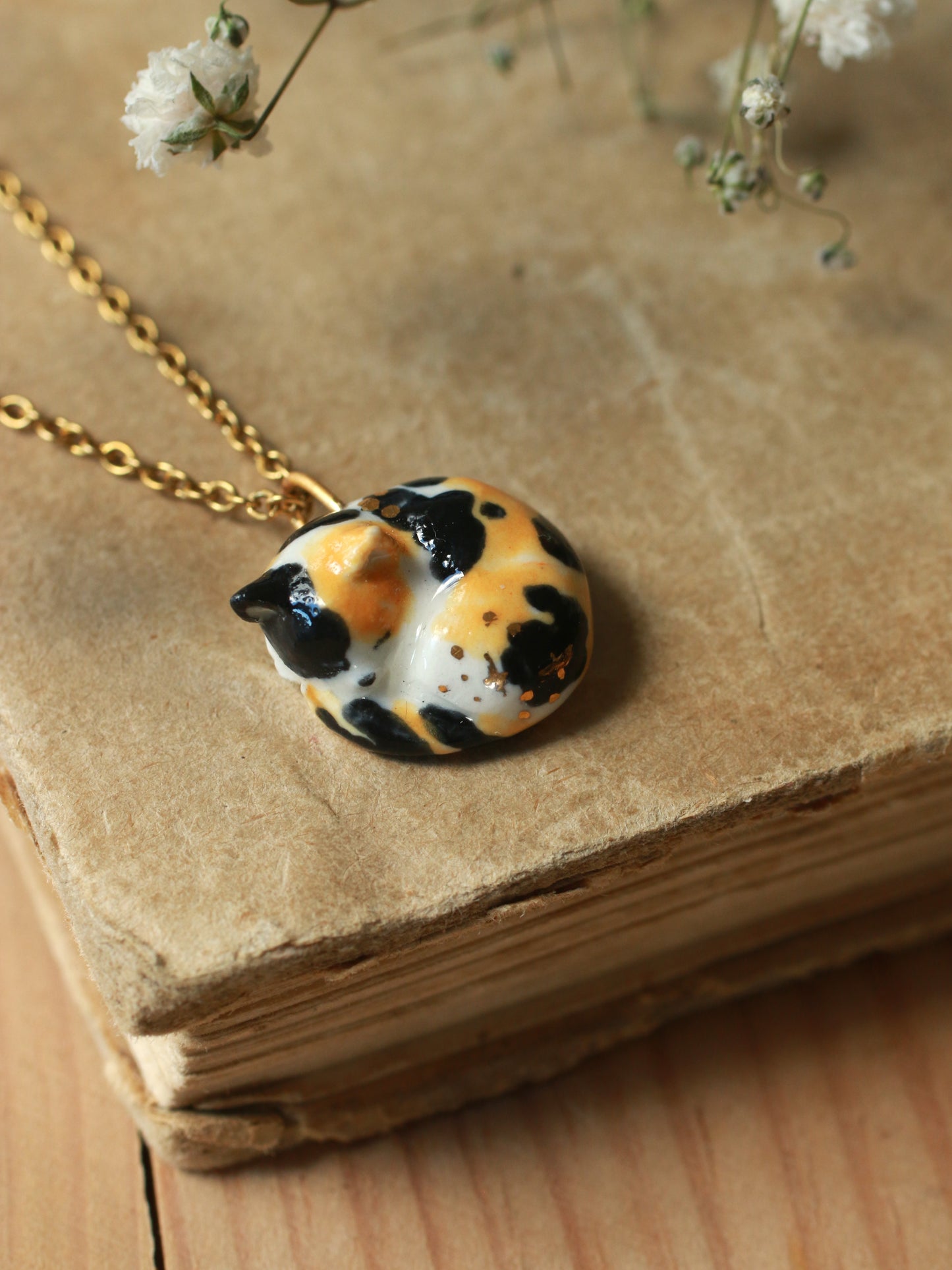 Sleeping calico cat necklace