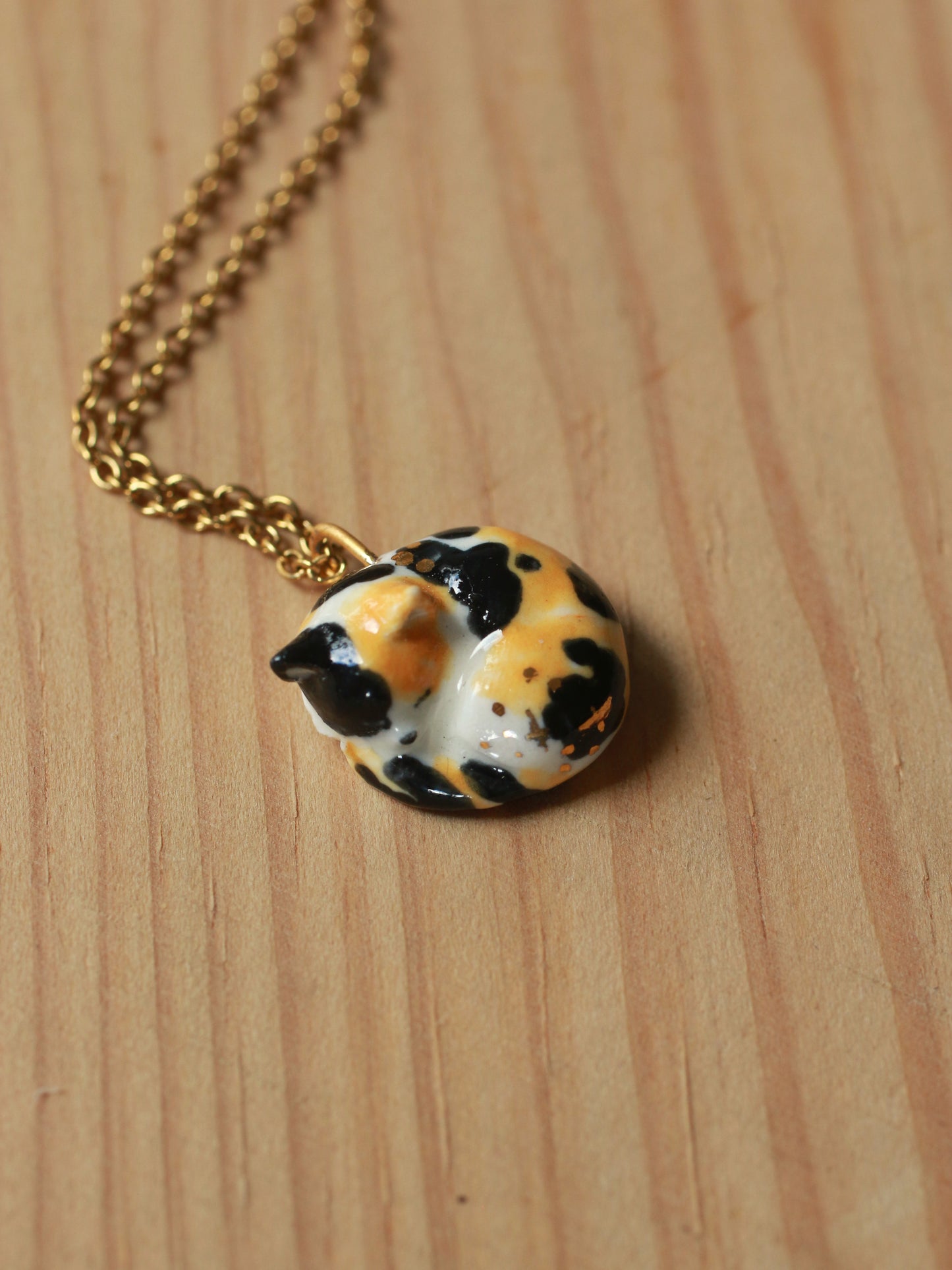 Sleeping calico cat necklace