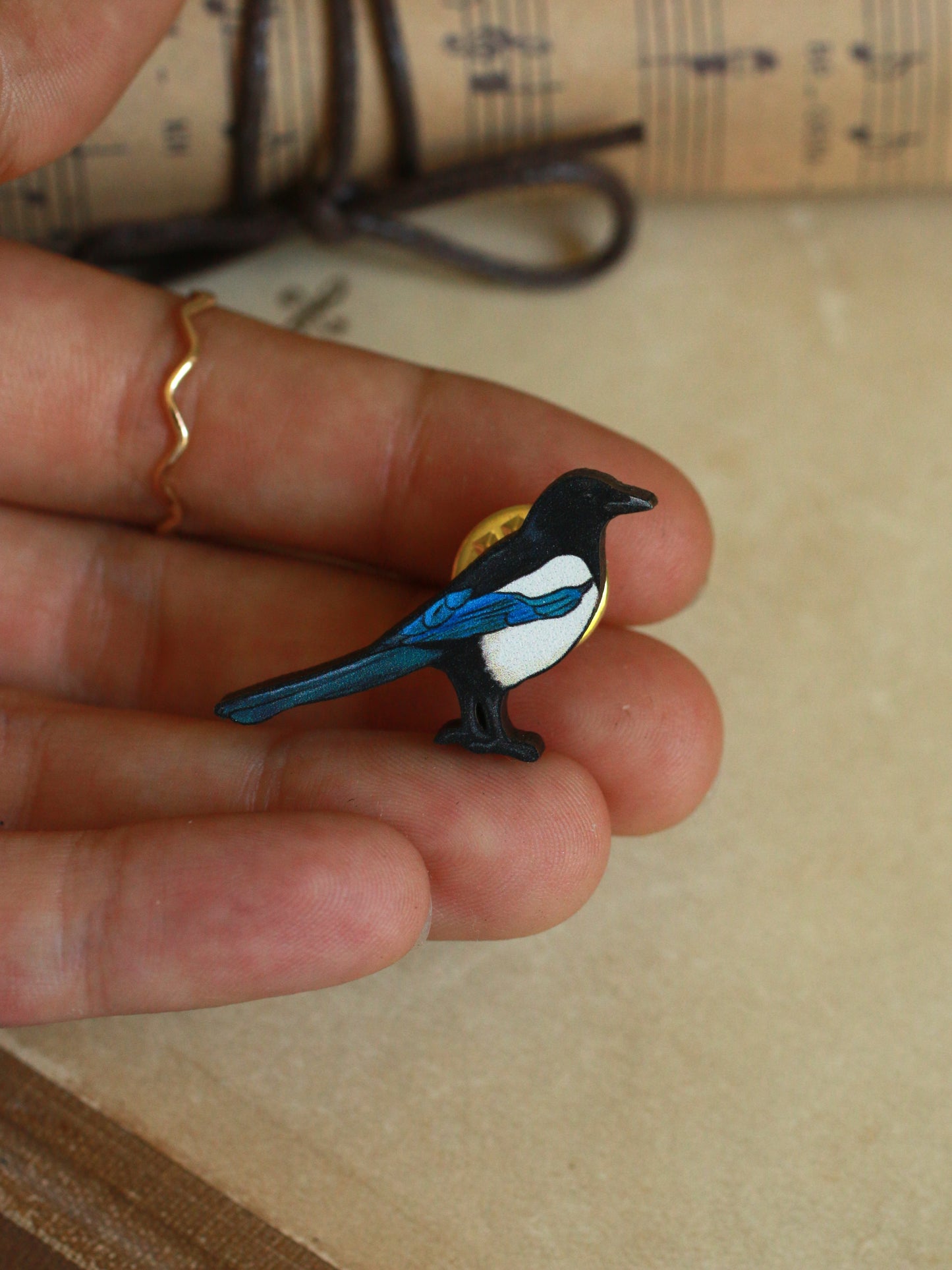 Magpie pin