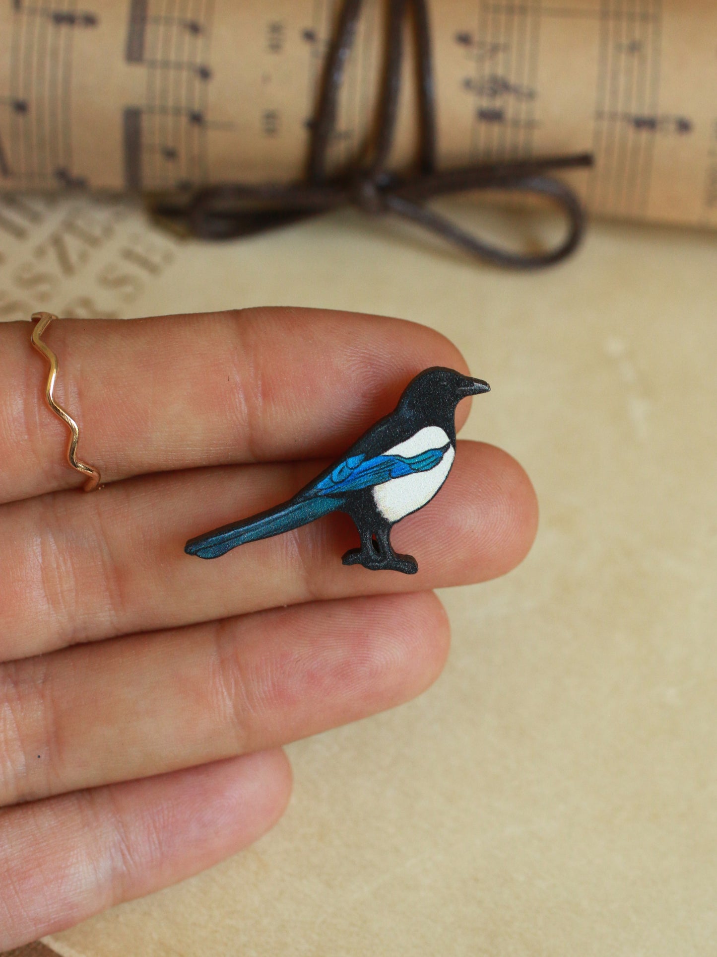 Magpie pin