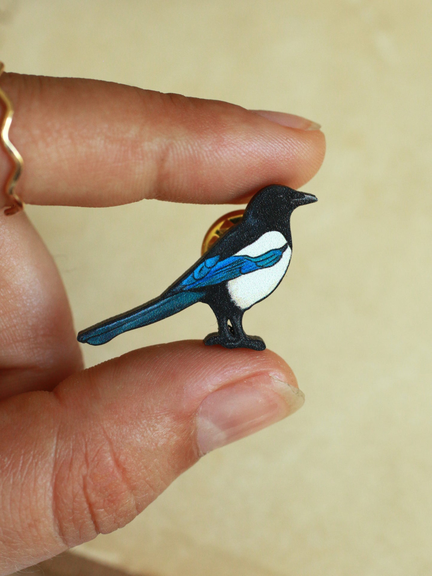 Magpie pin