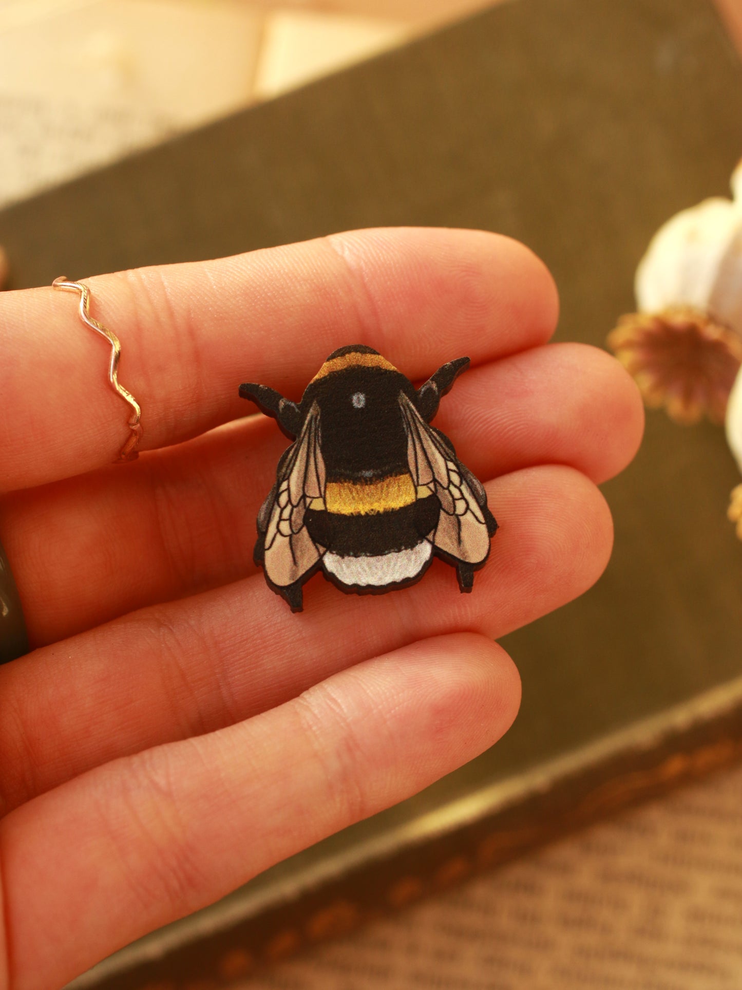 Bumblebee pin