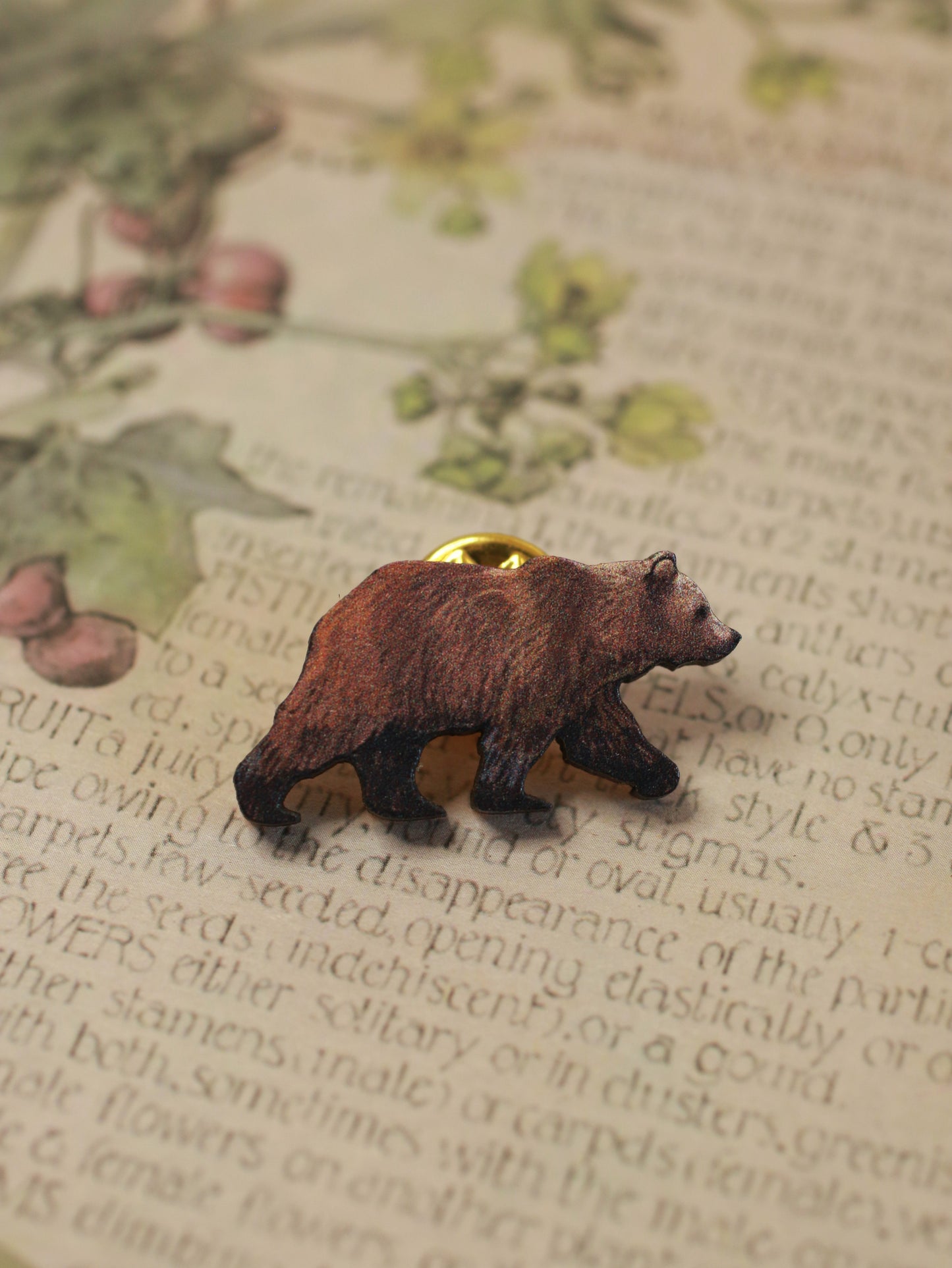 Grizzly bear pin - wooden brown bear brooch