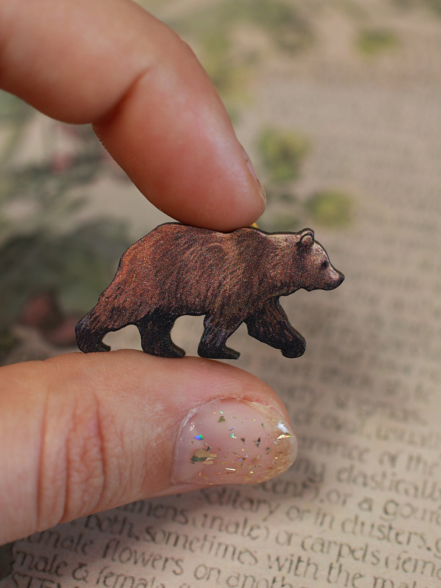 Grizzly bear pin - wooden brown bear brooch