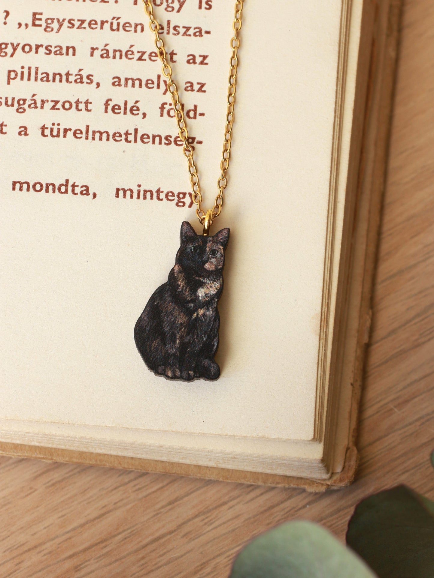 Tortoiseshell cat necklace