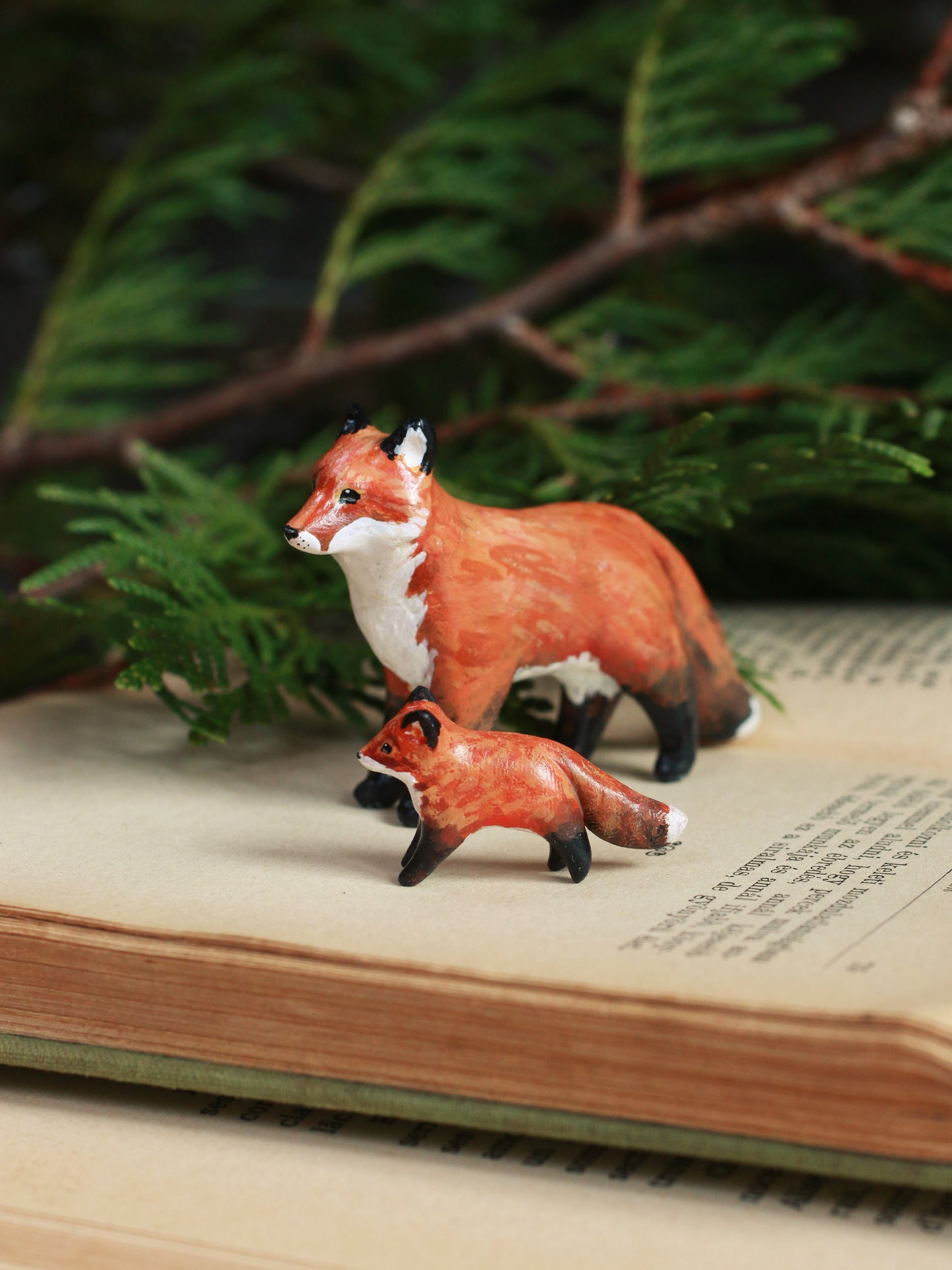 Fox family figurines - Fox mum and cub figures