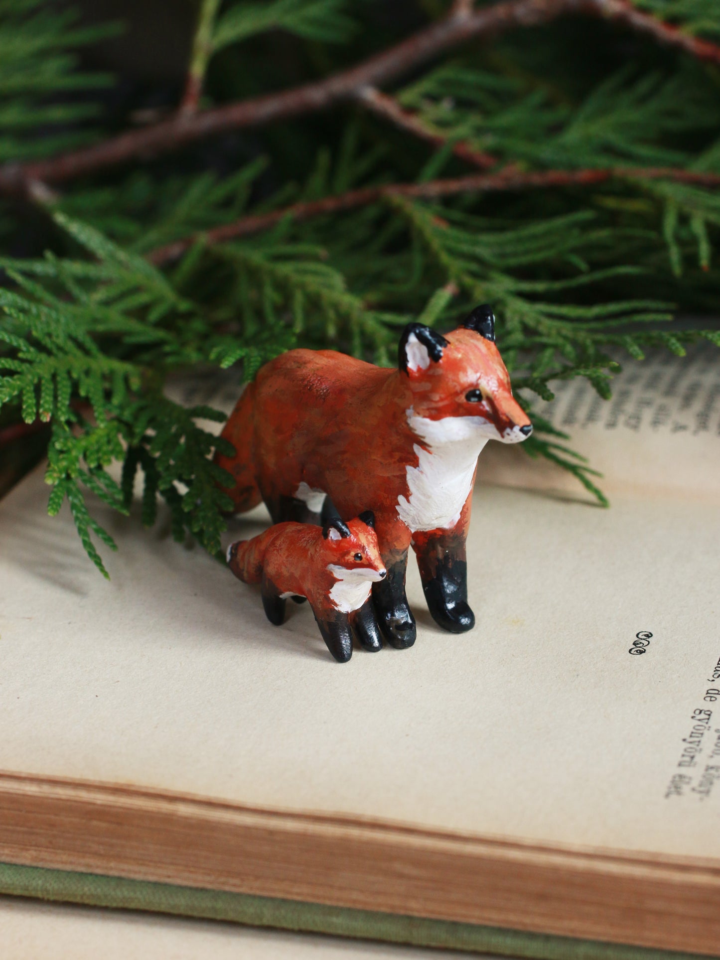 Fox family figurines - Fox mum and cub figures