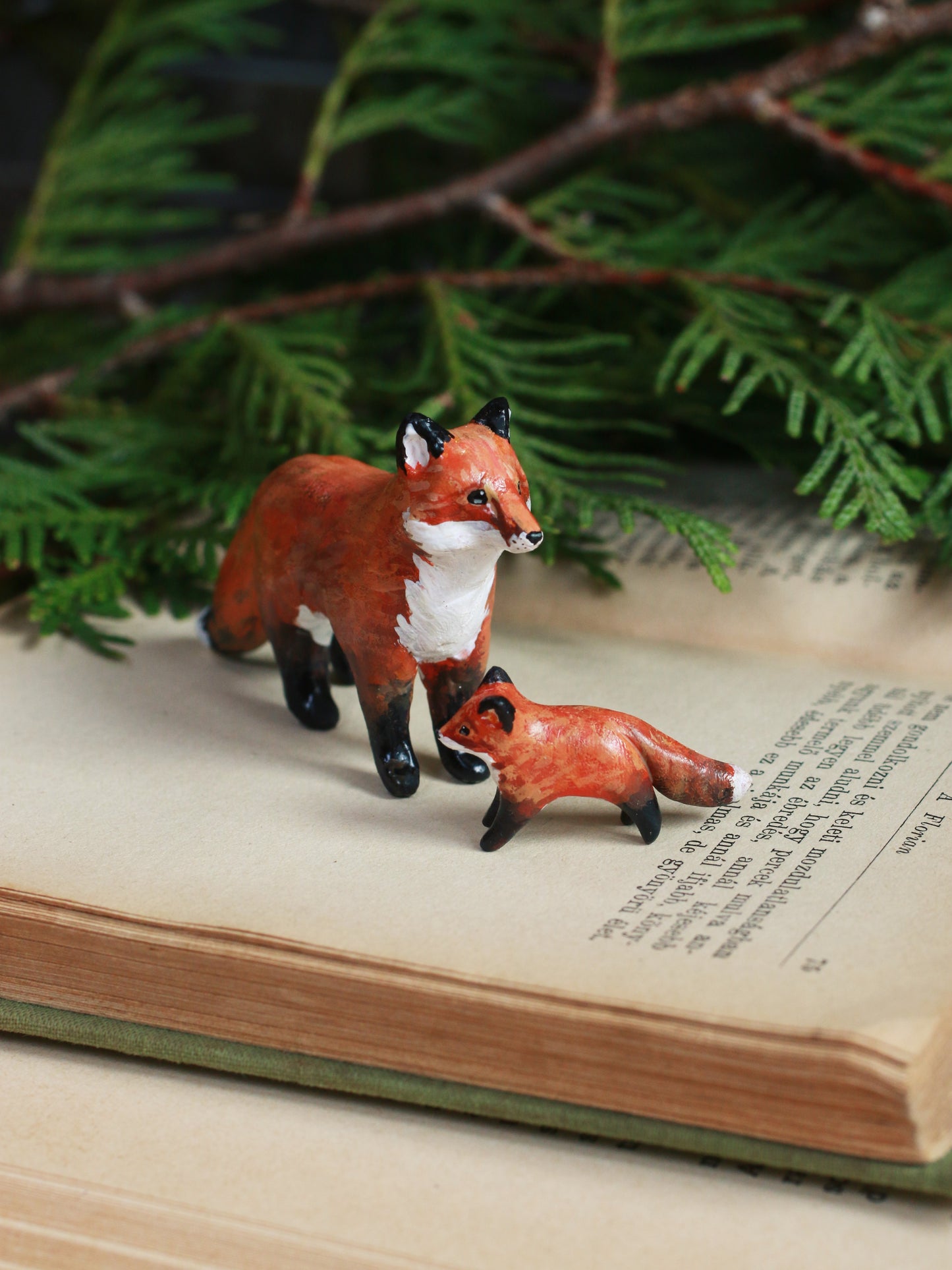 Fox family figurines - Fox mum and cub figures